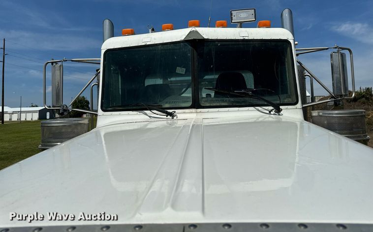image for item EH4433 2000 Peterbilt 378 truck cab and chassis