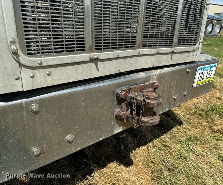 image for item EH4433 2000 Peterbilt 378 truck cab and chassis