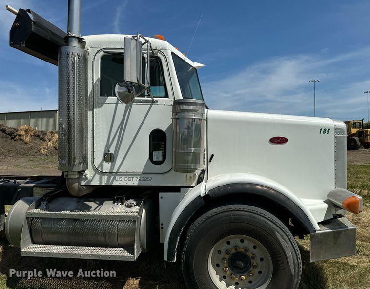 image for item EH4433 2000 Peterbilt 378 truck cab and chassis