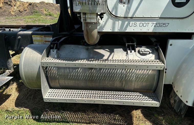 image for item EH4433 2000 Peterbilt 378 truck cab and chassis