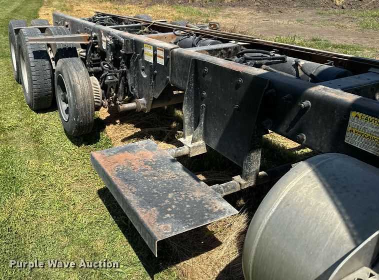 image for item EH4433 2000 Peterbilt 378 truck cab and chassis