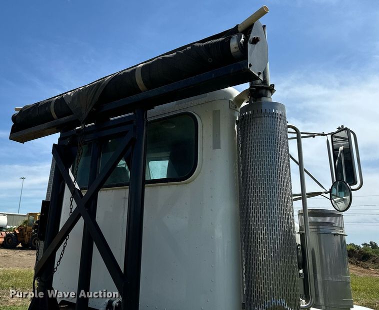 image for item EH4433 2000 Peterbilt 378 truck cab and chassis