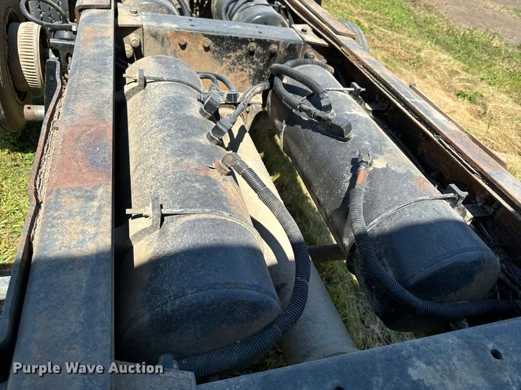 image for item EH4433 2000 Peterbilt 378 truck cab and chassis