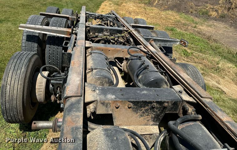 image for item EH4433 2000 Peterbilt 378 truck cab and chassis