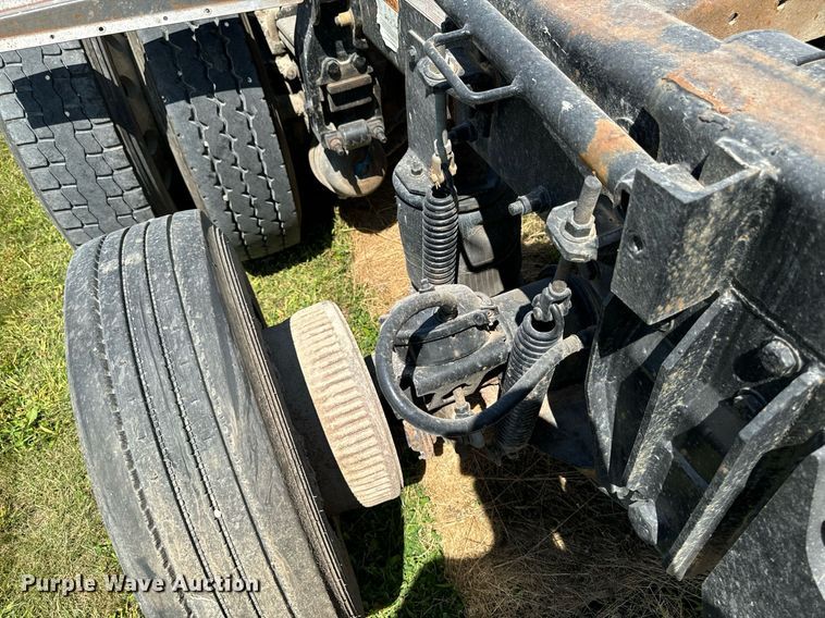 image for item EH4433 2000 Peterbilt 378 truck cab and chassis