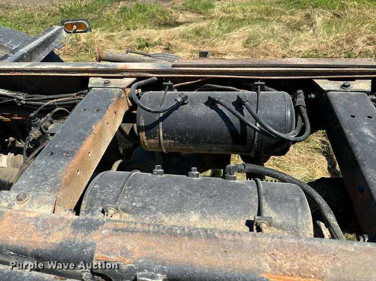 image for item EH4433 2000 Peterbilt 378 truck cab and chassis