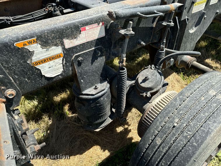 image for item EH4433 2000 Peterbilt 378 truck cab and chassis