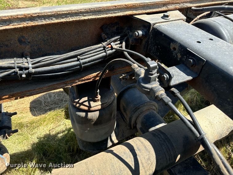 image for item EH4433 2000 Peterbilt 378 truck cab and chassis