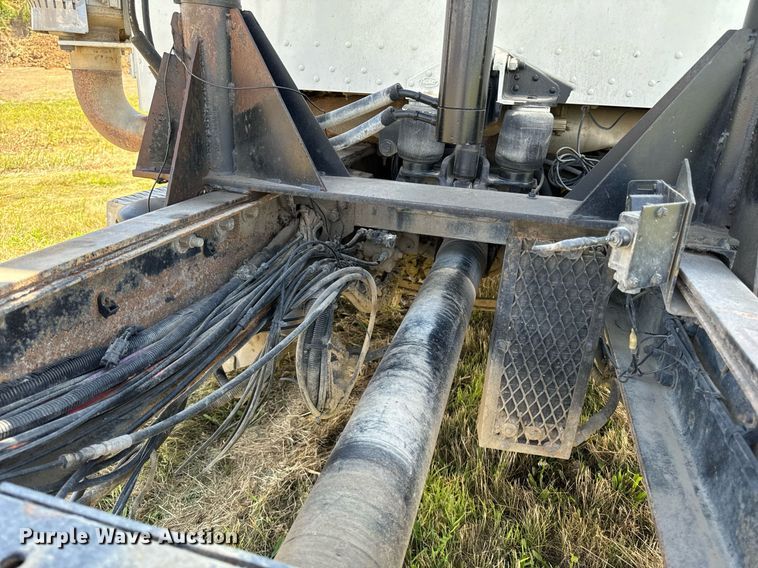 image for item EH4433 2000 Peterbilt 378 truck cab and chassis