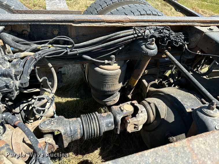 image for item EH4433 2000 Peterbilt 378 truck cab and chassis