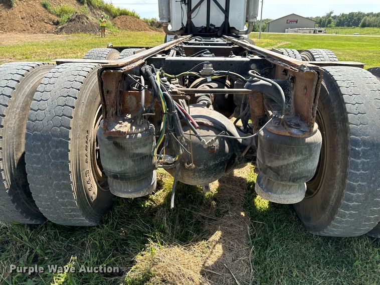 image for item EH4433 2000 Peterbilt 378 truck cab and chassis