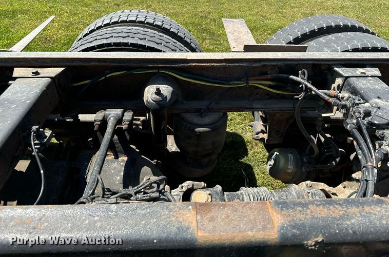 image for item EH4433 2000 Peterbilt 378 truck cab and chassis