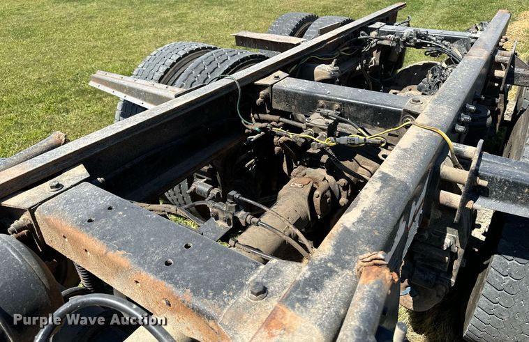 image for item EH4433 2000 Peterbilt 378 truck cab and chassis