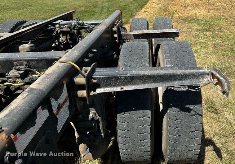 image for item EH4433 2000 Peterbilt 378 truck cab and chassis