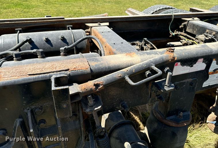 image for item EH4433 2000 Peterbilt 378 truck cab and chassis