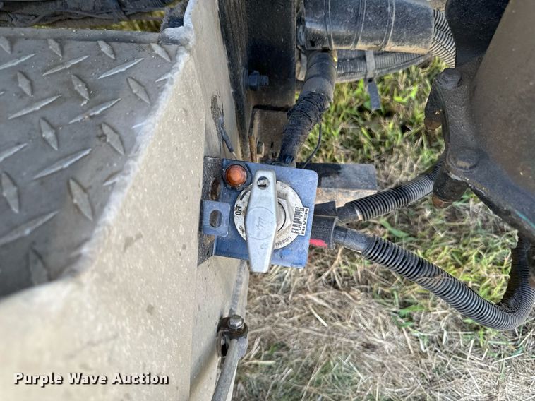 image for item EH4433 2000 Peterbilt 378 truck cab and chassis