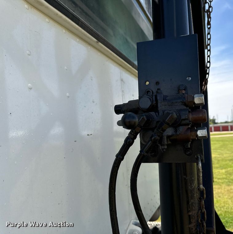 image for item EH4433 2000 Peterbilt 378 truck cab and chassis