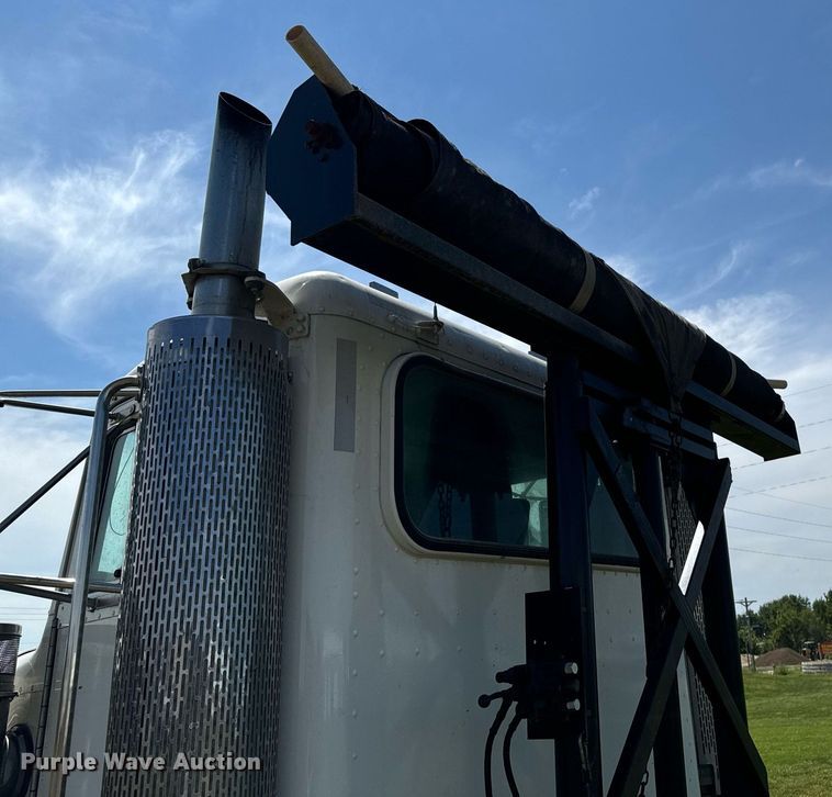 image for item EH4433 2000 Peterbilt 378 truck cab and chassis