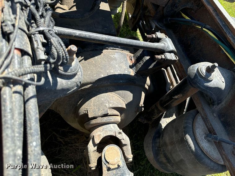 image for item EH4433 2000 Peterbilt 378 truck cab and chassis