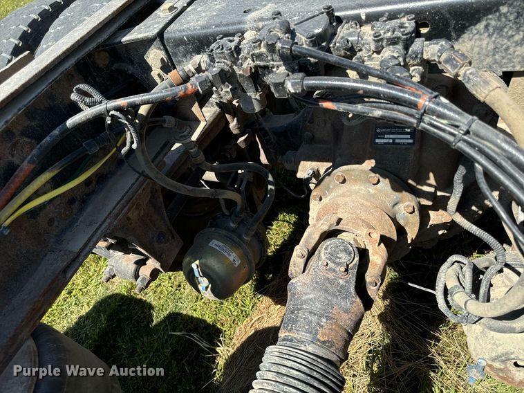 image for item EH4433 2000 Peterbilt 378 truck cab and chassis