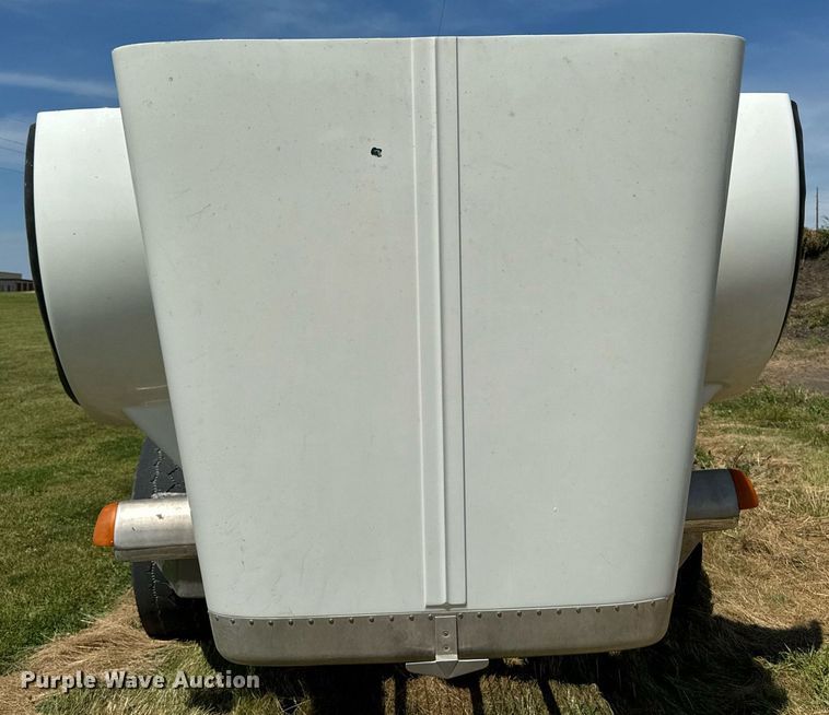 image for item EH4433 2000 Peterbilt 378 truck cab and chassis