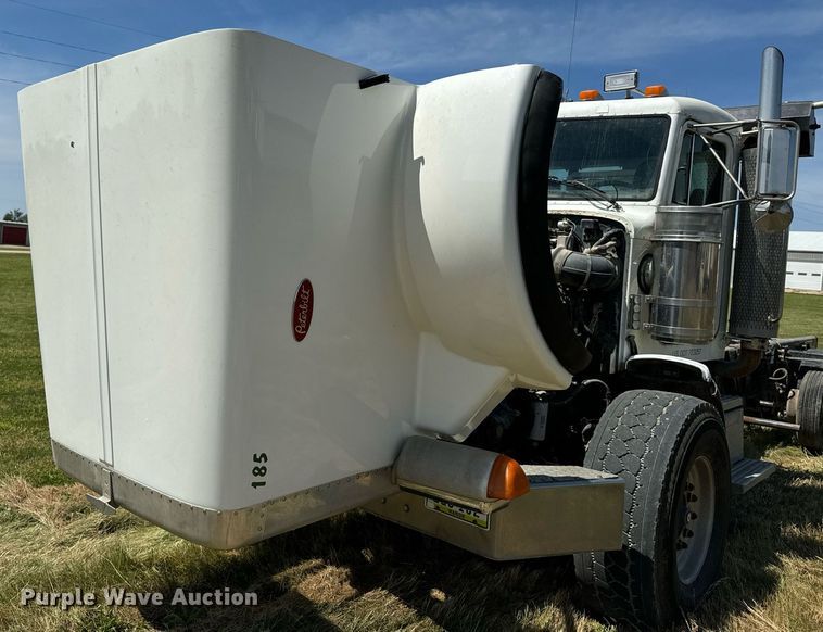 image for item EH4433 2000 Peterbilt 378 truck cab and chassis