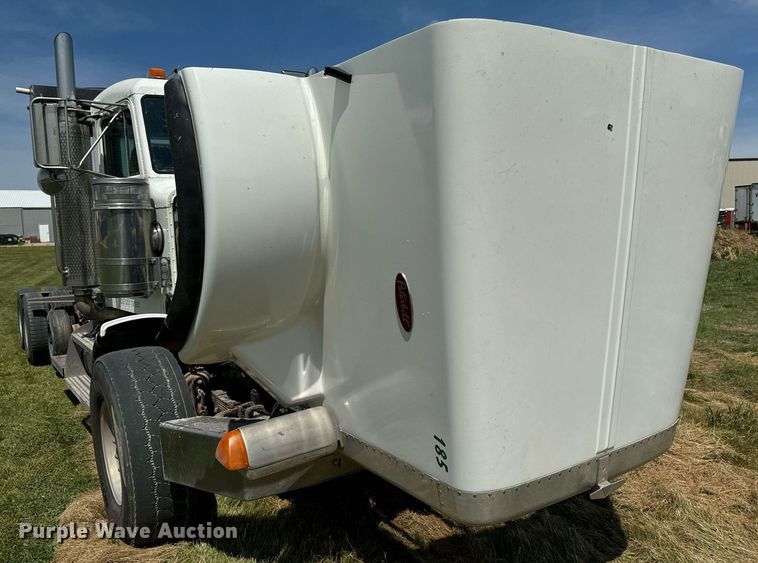 image for item EH4433 2000 Peterbilt 378 truck cab and chassis