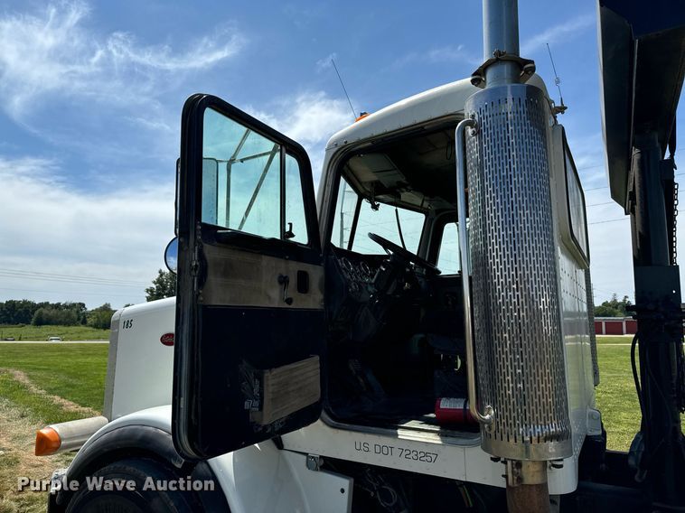 image for item EH4433 2000 Peterbilt 378 truck cab and chassis