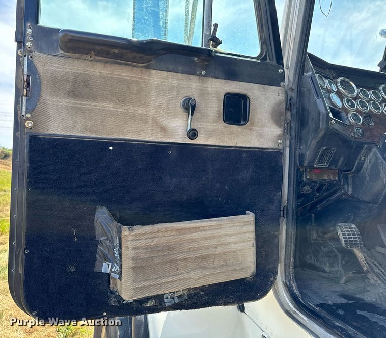 image for item EH4433 2000 Peterbilt 378 truck cab and chassis