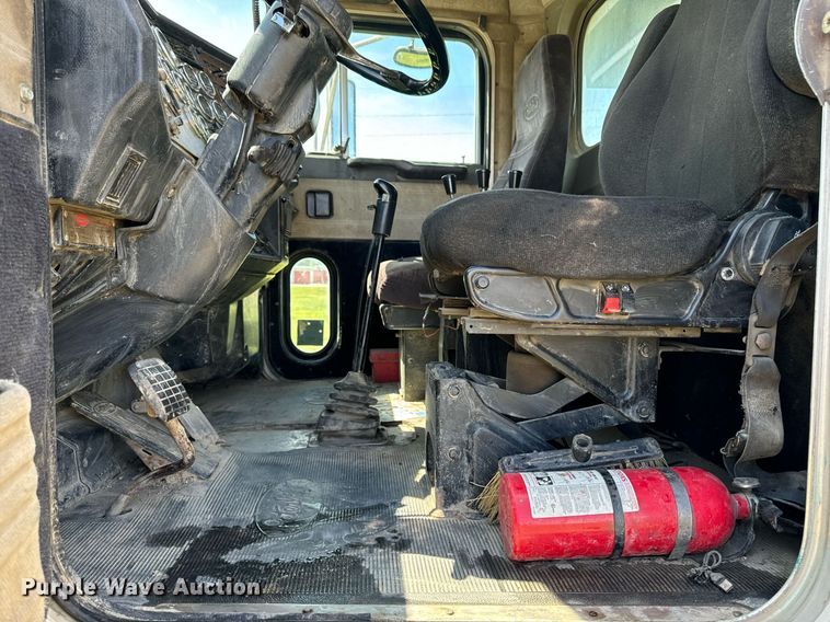 image for item EH4433 2000 Peterbilt 378 truck cab and chassis