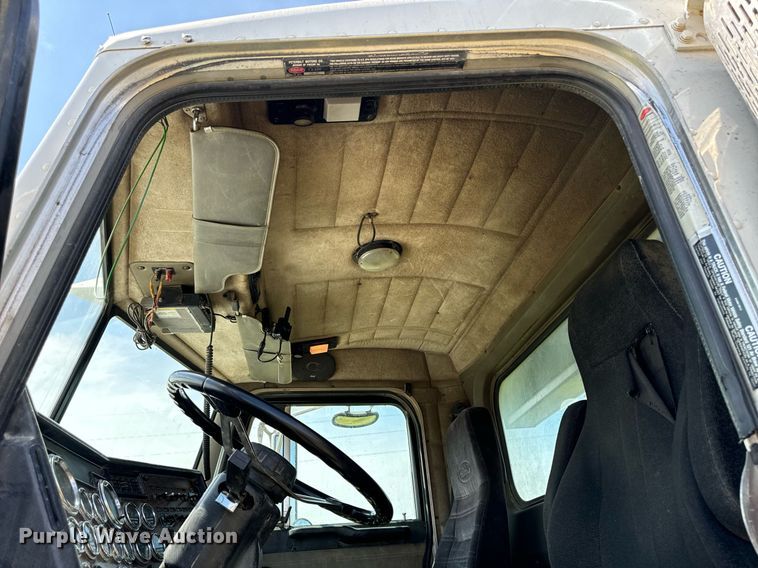 image for item EH4433 2000 Peterbilt 378 truck cab and chassis