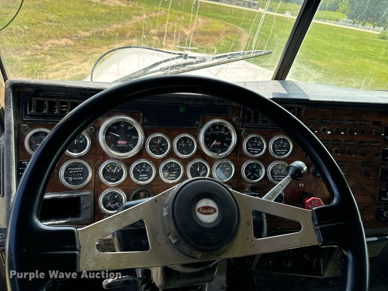 image for item EH4433 2000 Peterbilt 378 truck cab and chassis