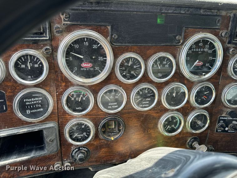 image for item EH4433 2000 Peterbilt 378 truck cab and chassis