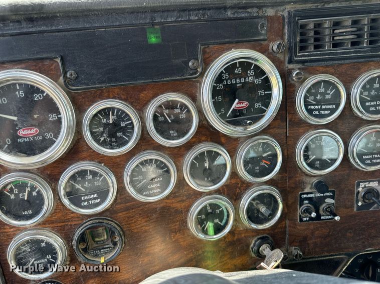 image for item EH4433 2000 Peterbilt 378 truck cab and chassis