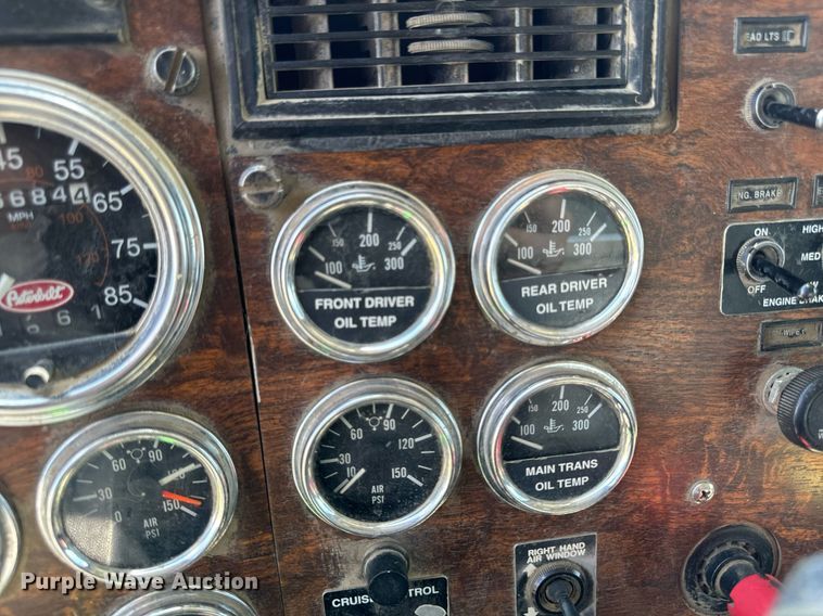 image for item EH4433 2000 Peterbilt 378 truck cab and chassis