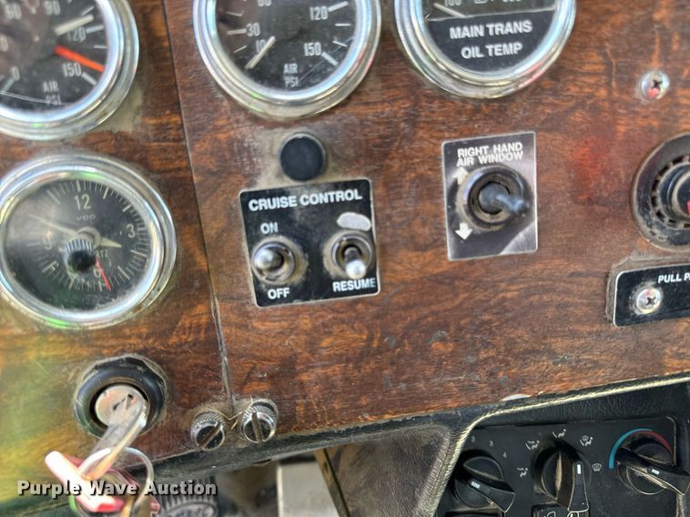 image for item EH4433 2000 Peterbilt 378 truck cab and chassis