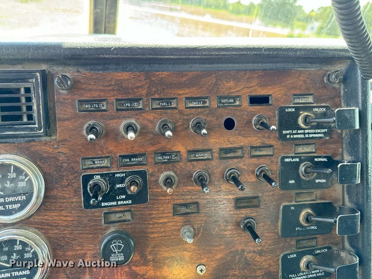 image for item EH4433 2000 Peterbilt 378 truck cab and chassis