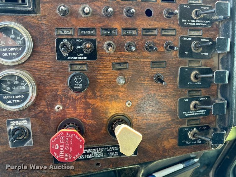 image for item EH4433 2000 Peterbilt 378 truck cab and chassis