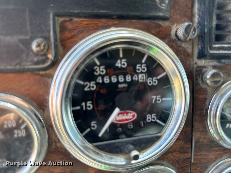 image for item EH4433 2000 Peterbilt 378 truck cab and chassis