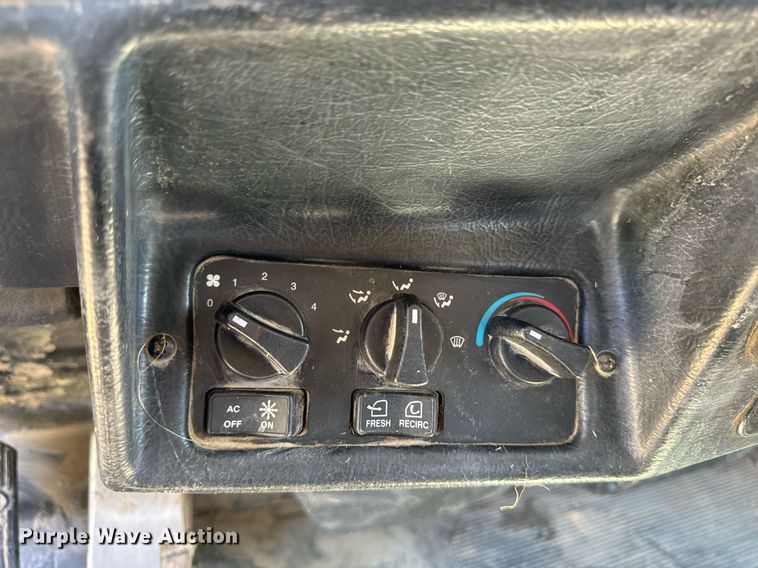 image for item EH4433 2000 Peterbilt 378 truck cab and chassis