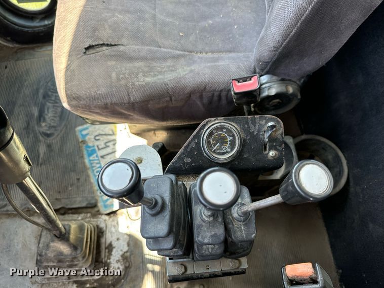 image for item EH4433 2000 Peterbilt 378 truck cab and chassis