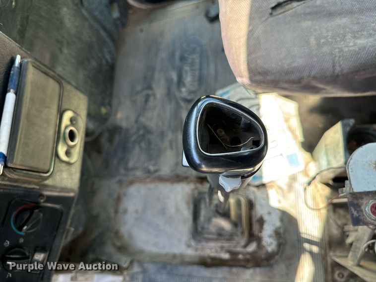 image for item EH4433 2000 Peterbilt 378 truck cab and chassis