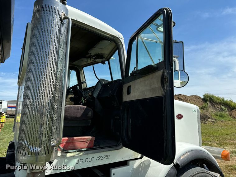 image for item EH4433 2000 Peterbilt 378 truck cab and chassis