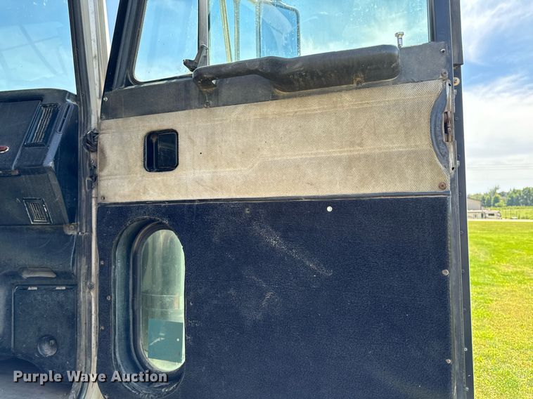 image for item EH4433 2000 Peterbilt 378 truck cab and chassis