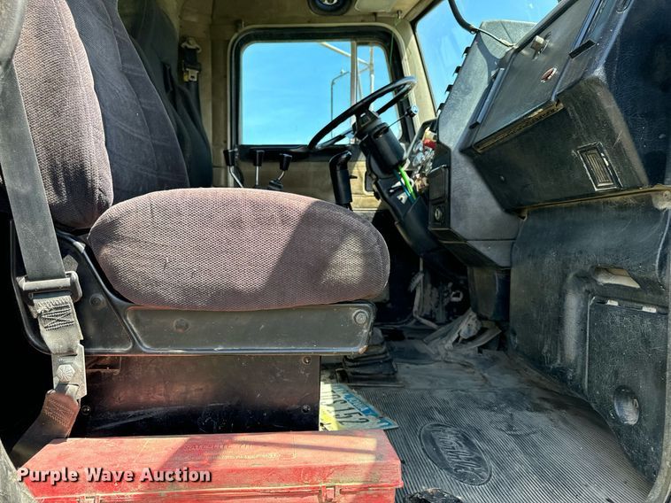 image for item EH4433 2000 Peterbilt 378 truck cab and chassis