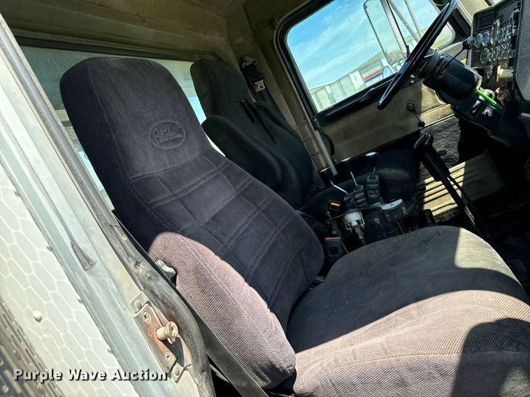 image for item EH4433 2000 Peterbilt 378 truck cab and chassis