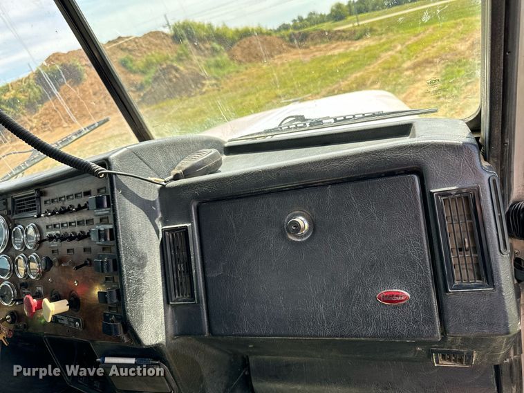 image for item EH4433 2000 Peterbilt 378 truck cab and chassis