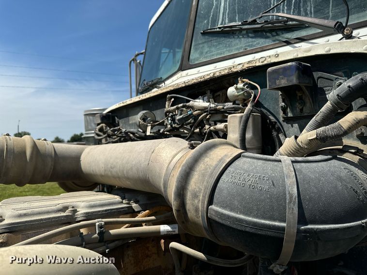 image for item EH4433 2000 Peterbilt 378 truck cab and chassis