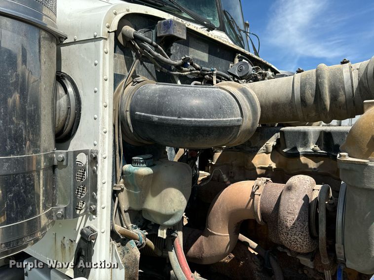 image for item EH4433 2000 Peterbilt 378 truck cab and chassis