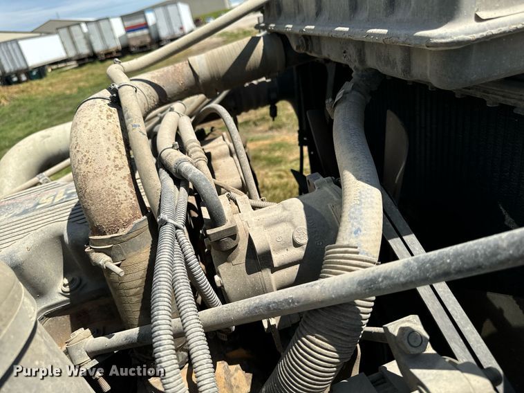 image for item EH4433 2000 Peterbilt 378 truck cab and chassis